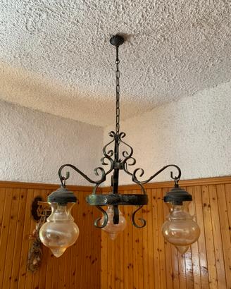 Lampadario in ferro battuto e vetro
