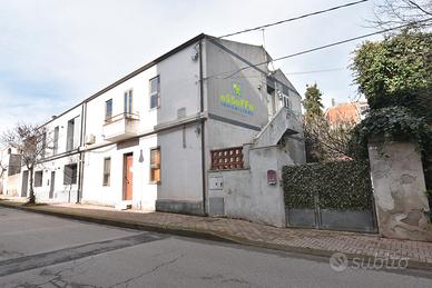 Bifamiliare con cortile e garage