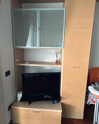 Parete attrezzata porta TV con armadio colonna
