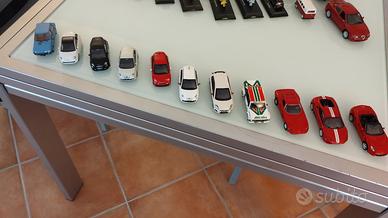 Vari modellini di auto e moto 