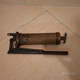 Ingrassatore manuale d'epoca 