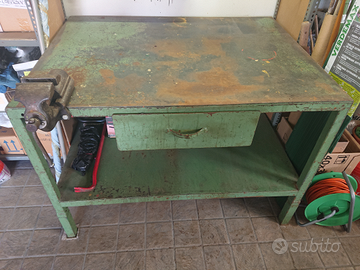 Banco da lavoro professionale 123x92 H85 con morsa