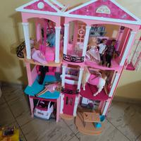 casa di Barbie con tutti i suoi accessori 