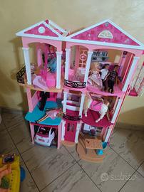 casa di Barbie con tutti i suoi accessori 
