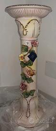 Colonna in ceramica di capodimonte decorata a mano