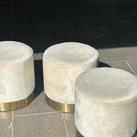 Pouf in velluto beige con base dorata – set da 3