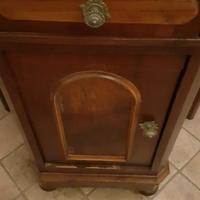 Comodino in legno