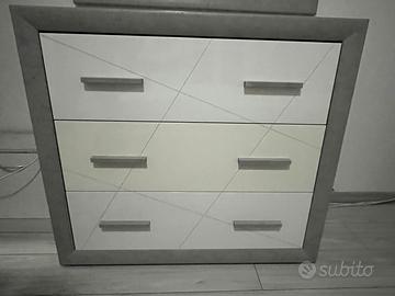 Comó e due comodini