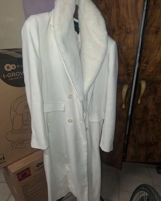 Cappotto bianco con collo di pelliccia