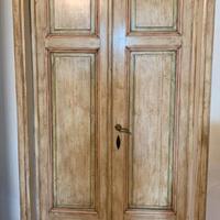 porta in legno a due ante  e cornici