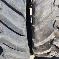 Coppia di pneumatici usati 420 70 24 taurus