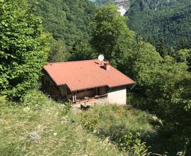 Cascina ristrutturata tra boschi e prati