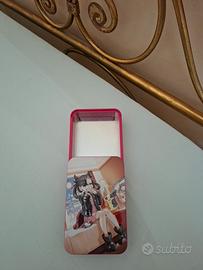 Tin Pokemon vuota con figura in rilievo