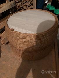 Tavolino fatto con pneumatici e con corda di juta