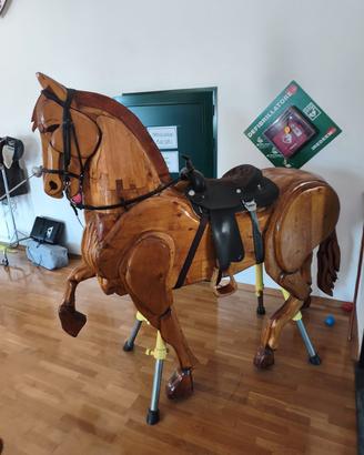 scultura di cavallo in legno 