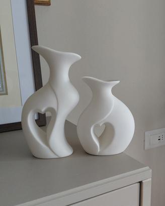 Coppia di vasi in gesso con cuore