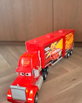 Saetta Mc Queen, camion e macchine
