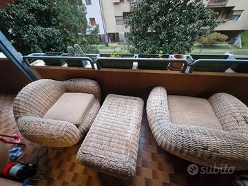 Poltrone e tavolino in vimini