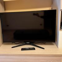Smart TV Samsung 40” con piedistallo