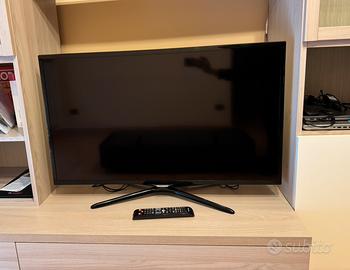 Smart TV Samsung 40” con piedistallo