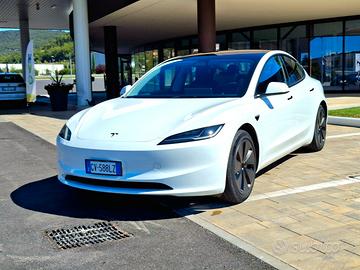 Tesla Model 3 Highland premium con gancio traino