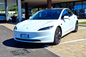 Tesla Model 3 Highland premium con gancio traino