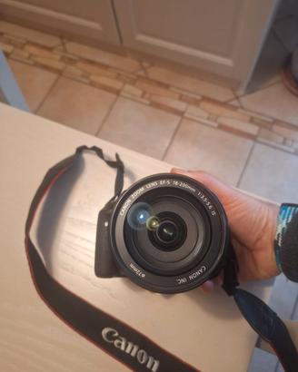 Fotocamera reflex Canon 600D + obiettivo 18/200 mm