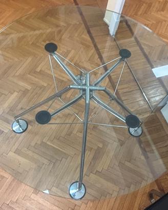 Tavolo rotondo Nomos di Tecno