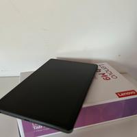 Tablet Lenovo Tab M9 con la custodia inclusa