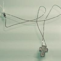 Collana oro bianco ciondolo a croce diamanti