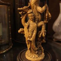 Lampada antica con cappello in pergamena