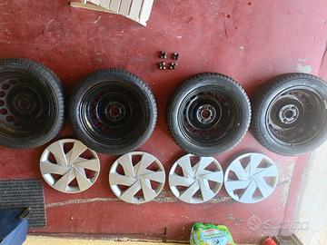 4  cerchi con le gomme+ copricerchi Toyota 