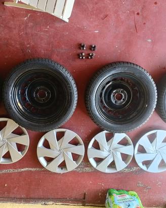 4  cerchi con le gomme+ copricerchi Toyota 