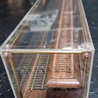 Teca in plexiglass con telaio e base in legno.