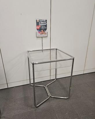 Vasca espositiva con cartello