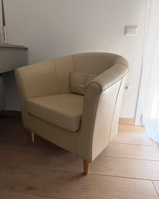 Poltrona in vera pelle color crema beige
