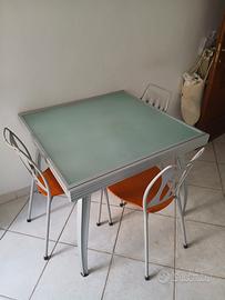 Tavolo quadrato e 4 sedie