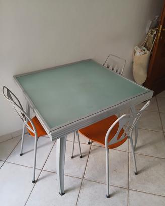 Tavolo quadrato e 4 sedie