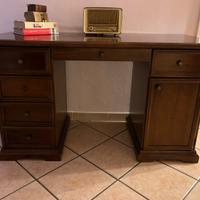 Scrivania in legno srile classico