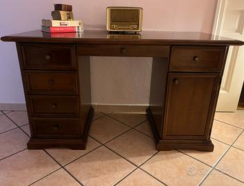 Scrivania in legno srile classico