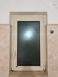 Finestra in alluminio + persiana verde
