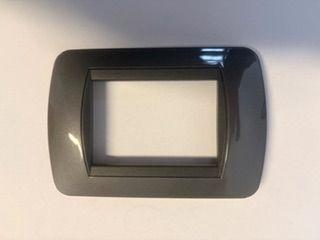 Placca tre moduli Living ticino