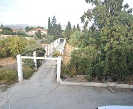 Villa con giardino e cortile sui quattro lati