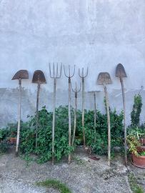 attrezzi agricoli antichi badili, forconi