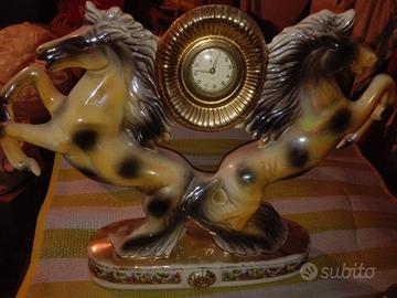 Cavalli in porcellana con orologio