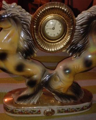 Cavalli in porcellana con orologio