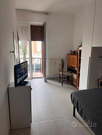 Ampia stanza singola a ragazze zona dergano