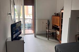 Ampia stanza singola a ragazze zona dergano