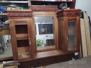 Porzione superiore credenza con specchio centrale