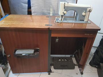 Macchina da cucire Necchi vintage